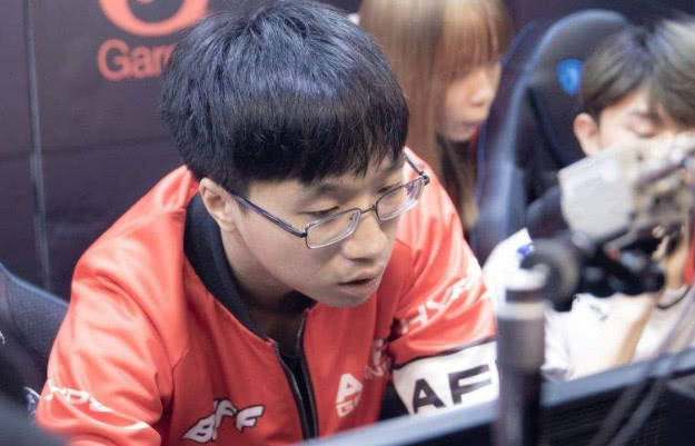 做出抓诈或 做出抓诈或